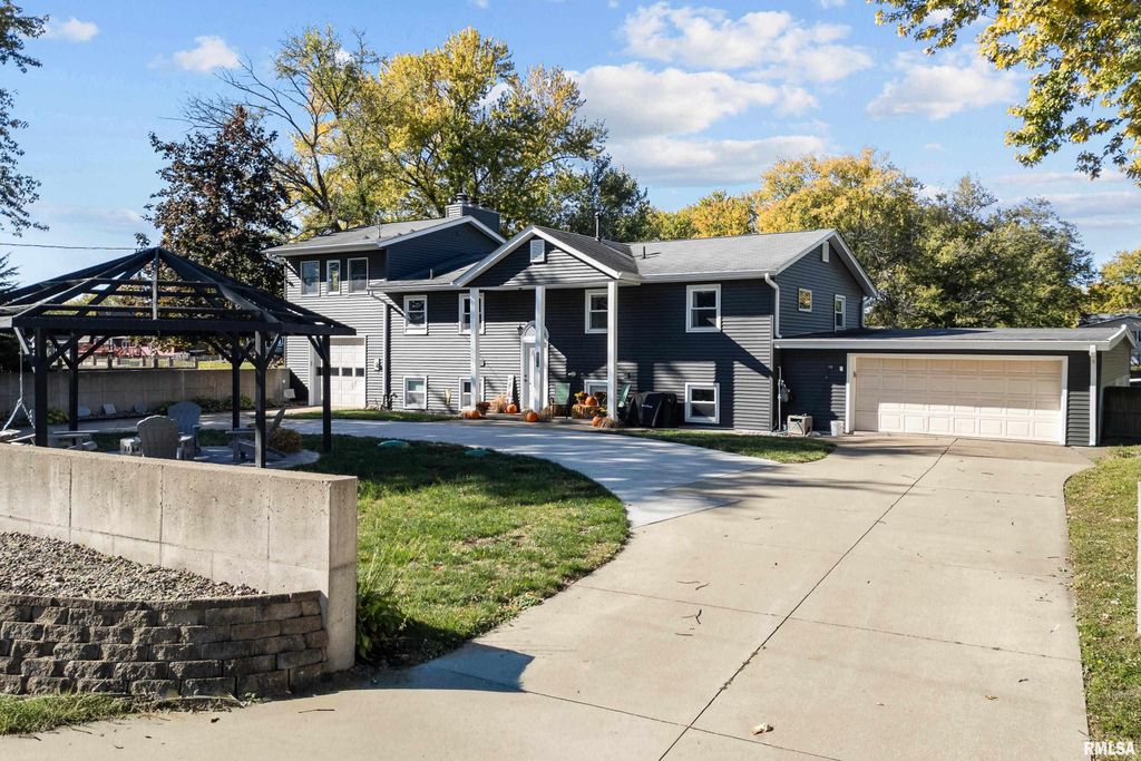 3770 E HARBOR Drive, Bettendorf, IA 52722