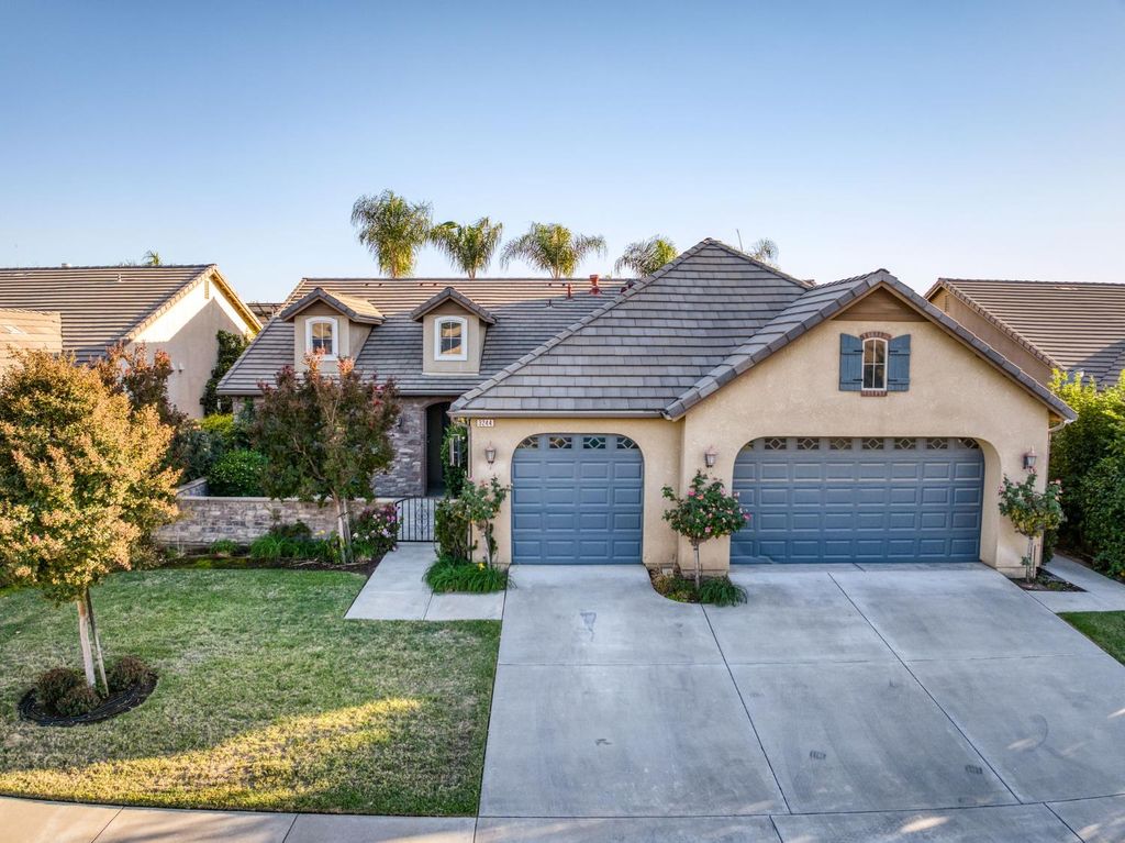 Image 1 of property listing at 3244 Robinwood Avenue, Clovis, CA 93619