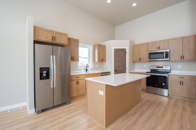 6590 68th Street S, Horace, ND 58047