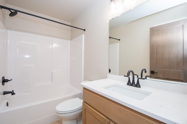 6590 68th Street S, Horace, ND 58047