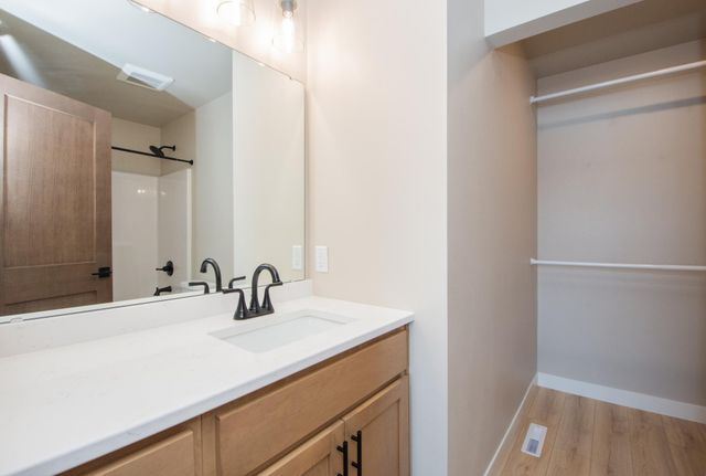 6590 68th Street S, Horace, ND 58047