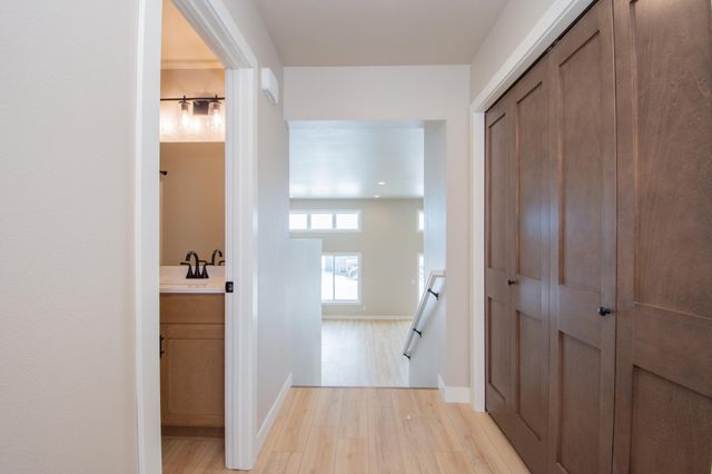 6590 68th Street S, Horace, ND 58047