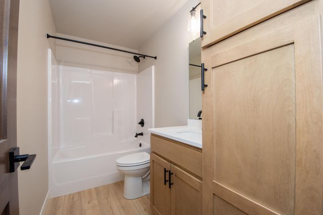 6590 68th Street S, Horace, ND 58047