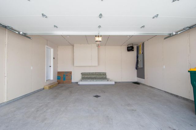 6590 68th Street S, Horace, ND 58047