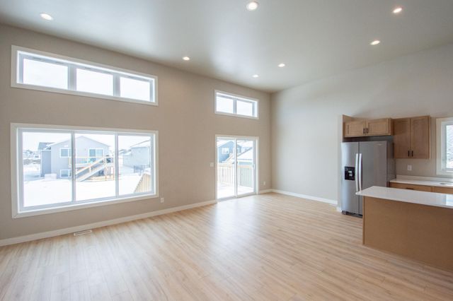 6590 68th Street S, Horace, ND 58047