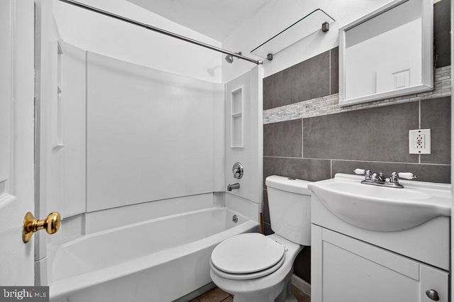 28 W COUNTY LINE RD, Hatboro, PA 19040