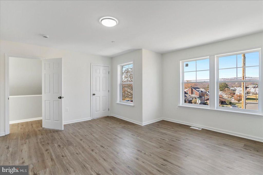 Image 4 of property listing at 716 GREENWAY AVE, Cumberland, MD 21502