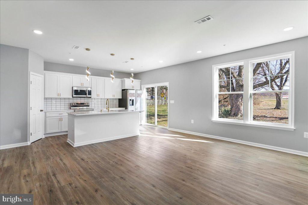 Image 8 of property listing at 716 GREENWAY AVE, Cumberland, MD 21502