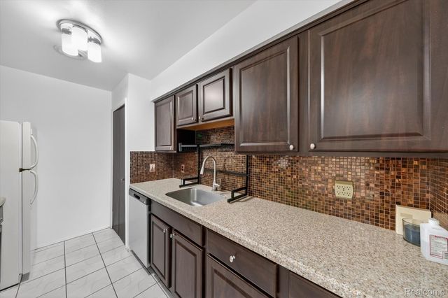 29900 N Grand Oaks Drive, Warren, MI 48092