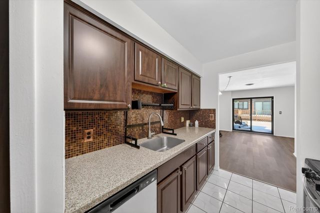 29900 N Grand Oaks Drive, Warren, MI 48092