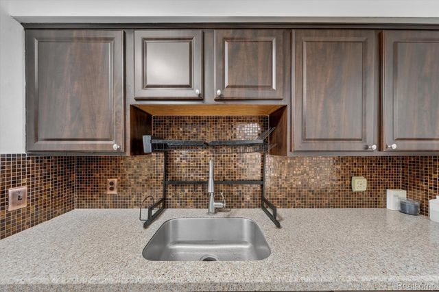 29900 N Grand Oaks Drive, Warren, MI 48092