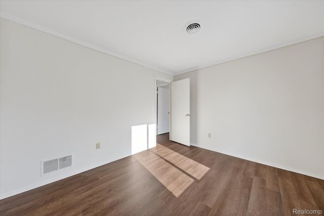 29900 N Grand Oaks Drive, Warren, MI 48092