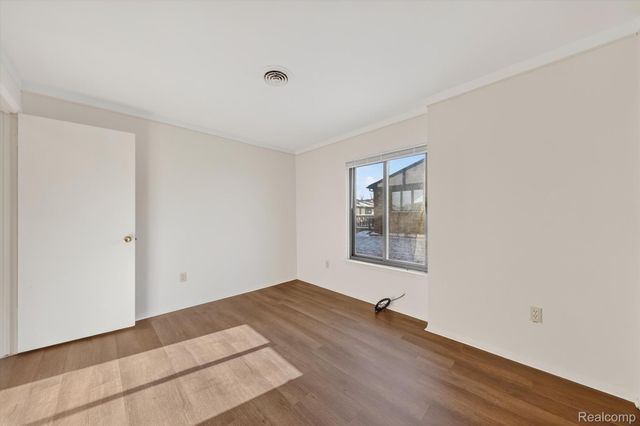 29900 N Grand Oaks Drive, Warren, MI 48092