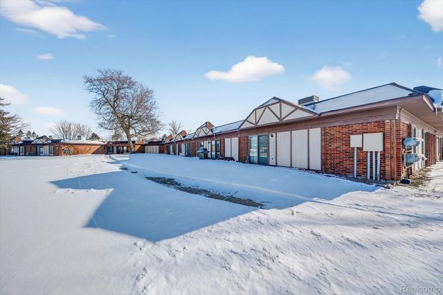 29900 N Grand Oaks Drive, Warren, MI 48092