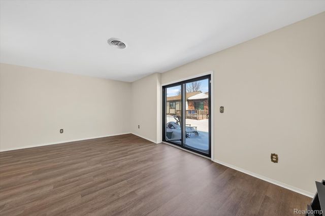 29900 N Grand Oaks Drive, Warren, MI 48092