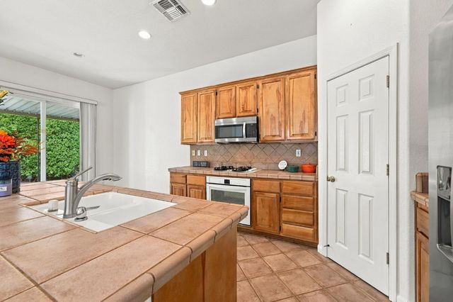 1697 San Antonio Ln, Roseville, CA 95747
