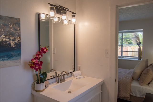 3213 Heatherwood Drive, Bryan, TX 77801