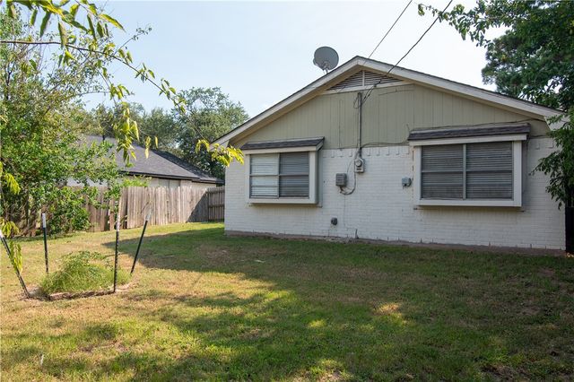 3213 Heatherwood Drive, Bryan, TX 77801