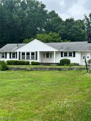 2569 Johnnycake Road SE, Warren, OH 44484
