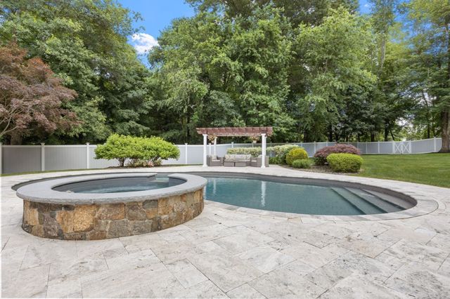 5 Wildebrook Rd, Medway, MA 02053