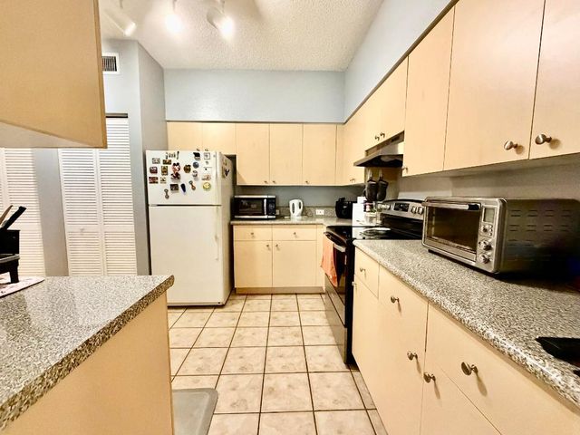 330 Crestwood Circle N 202, Royal Palm Beach, FL 33411