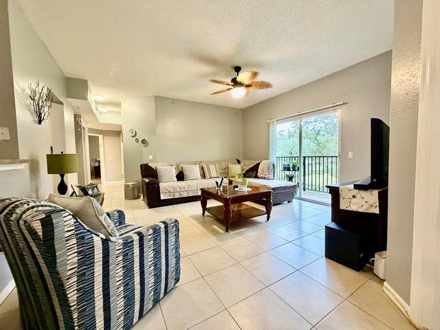 330 Crestwood Circle N 202, Royal Palm Beach, FL 33411