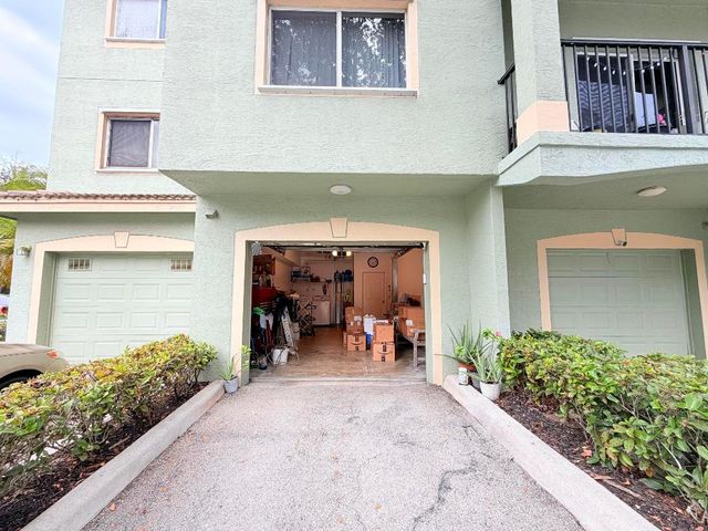 330 Crestwood Circle N 202, Royal Palm Beach, FL 33411