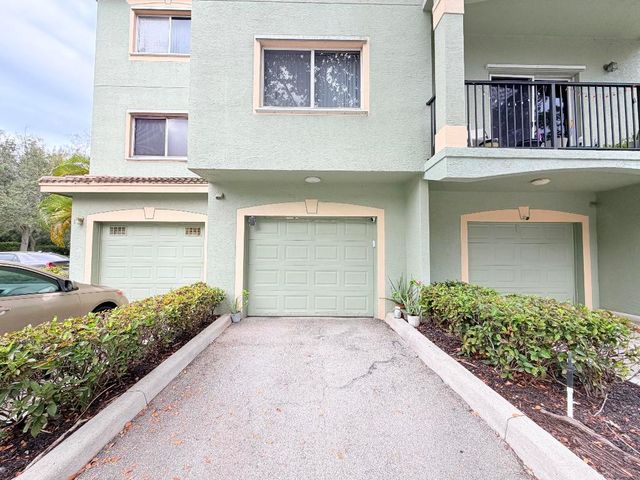 330 Crestwood Circle N 202, Royal Palm Beach, FL 33411
