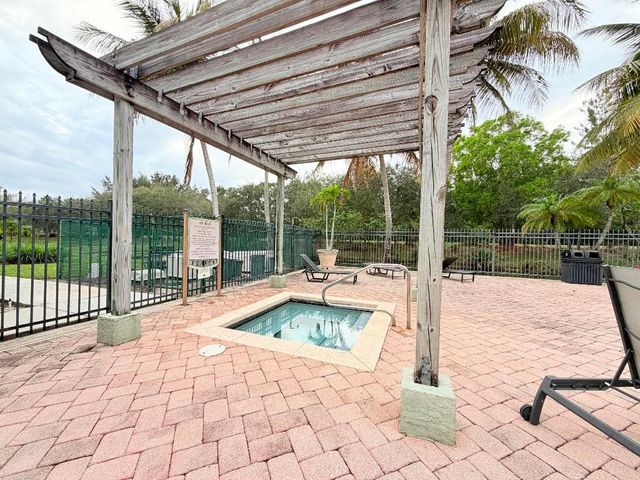 330 Crestwood Circle N 202, Royal Palm Beach, FL 33411