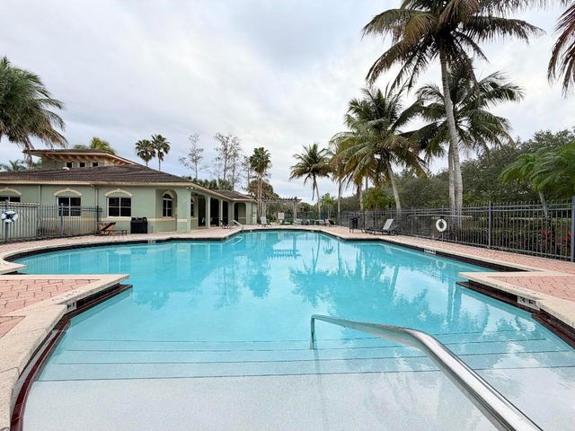 330 Crestwood Circle N 202, Royal Palm Beach, FL 33411