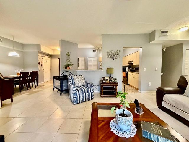 330 Crestwood Circle N 202, Royal Palm Beach, FL 33411