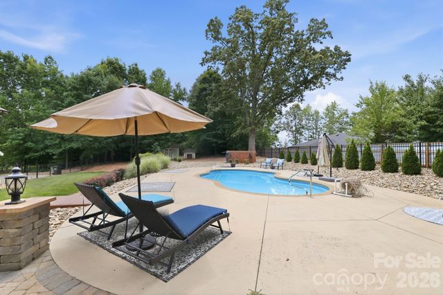 1104 Sawtooth Oak Lane, Belmont, NC 28012