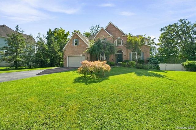 17 Arbor Court, Poughkeepsie, NY 12603