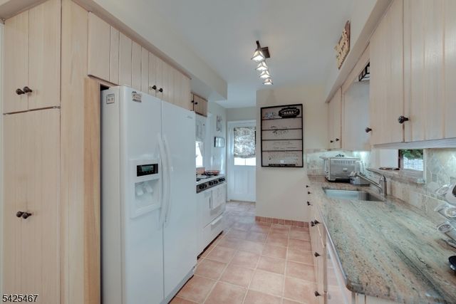 27 Longacre Dr, Livingston Twp., NJ 07039