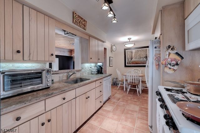 27 Longacre Dr, Livingston Twp., NJ 07039