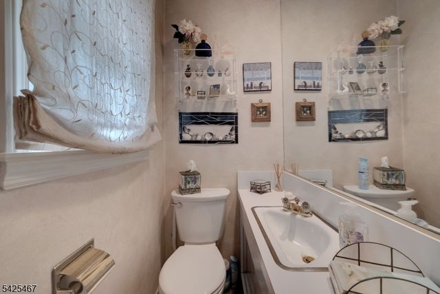 27 Longacre Dr, Livingston Twp., NJ 07039