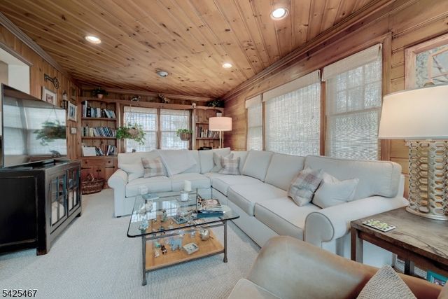 27 Longacre Dr, Livingston Twp., NJ 07039