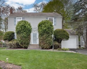 27 Longacre Dr, Livingston Twp., NJ 07039