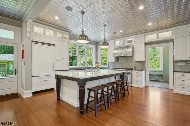 40 Highland Ave, Millburn Twp., NJ 07078