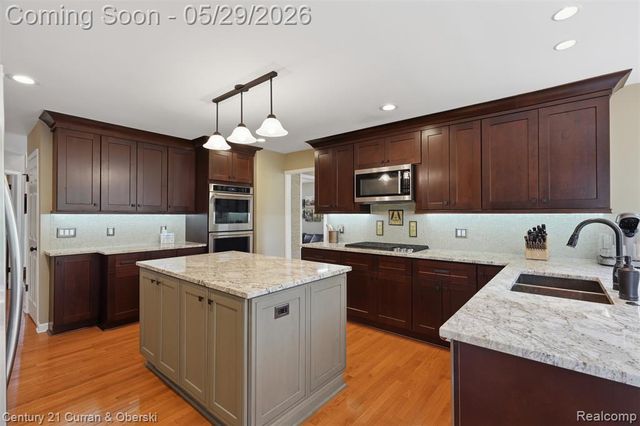 35975 King Edward Drive, Farmington Hills, MI 48331