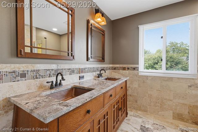35975 King Edward Drive, Farmington Hills, MI 48331