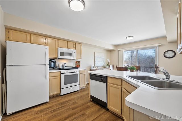 103 Locksley Drive, Streamwood, IL 60107