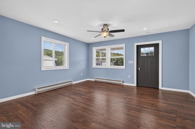 320 N RAILROAD ST, Tamaqua, PA 18252