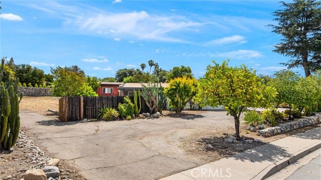 1690 N Mills, Claremont, CA 91711