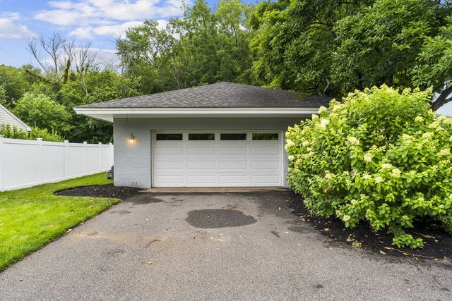 83 Braemoor Rd, Brockton, MA 02301