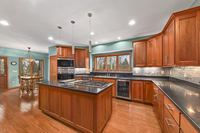 W307N6992 Club CIRCLE E, Hartland, WI 53029