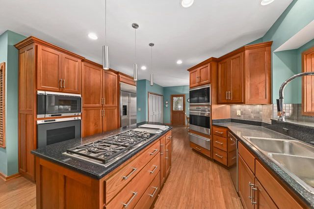 W307N6992 Club CIRCLE E, Hartland, WI 53029