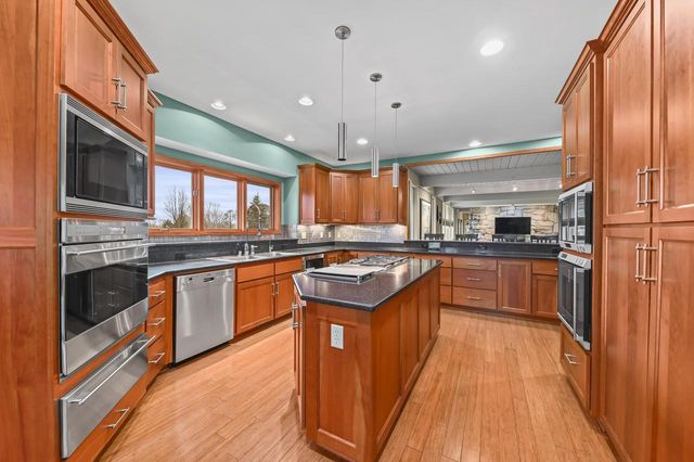 W307N6992 Club CIRCLE E, Hartland, WI 53029