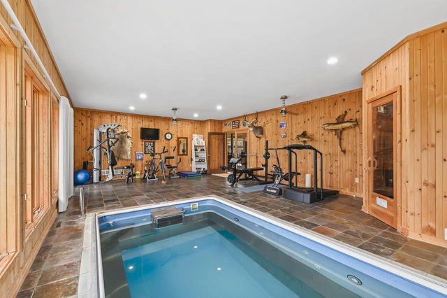 W307N6992 Club CIRCLE E, Hartland, WI 53029