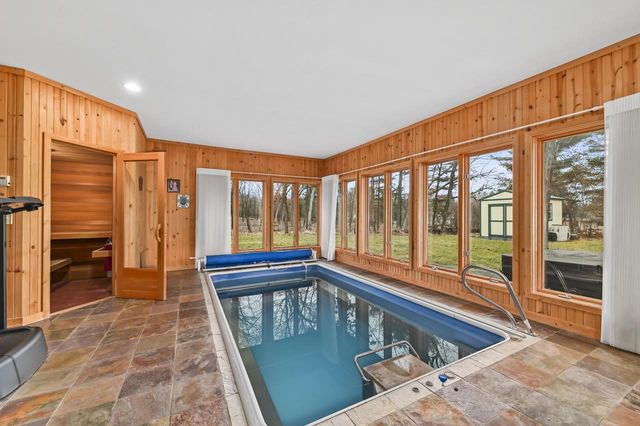 W307N6992 Club CIRCLE E, Hartland, WI 53029